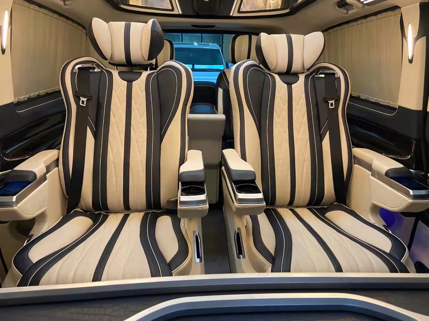 20款高顶奔驰迈巴赫V260商务六座 天津港火爆热销中