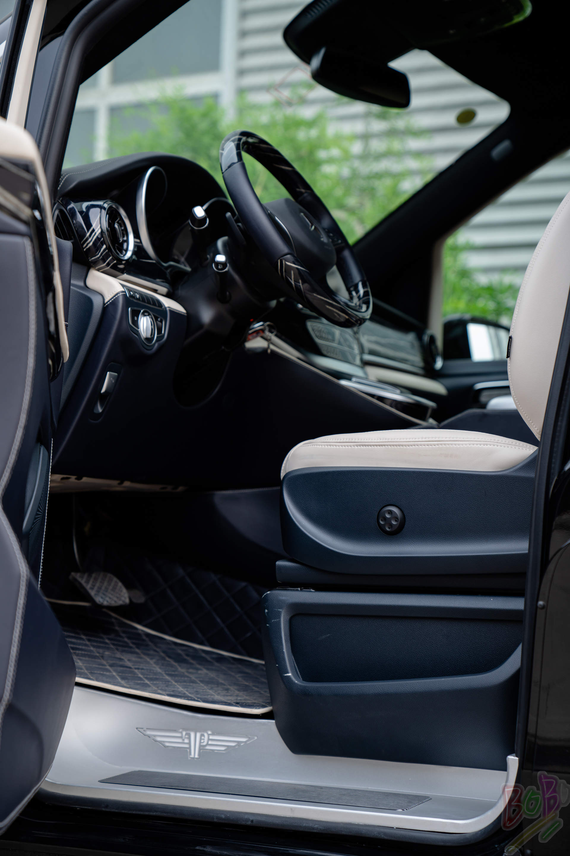 奔驰V260高顶商务车定制版  天津港保税区现车随时提