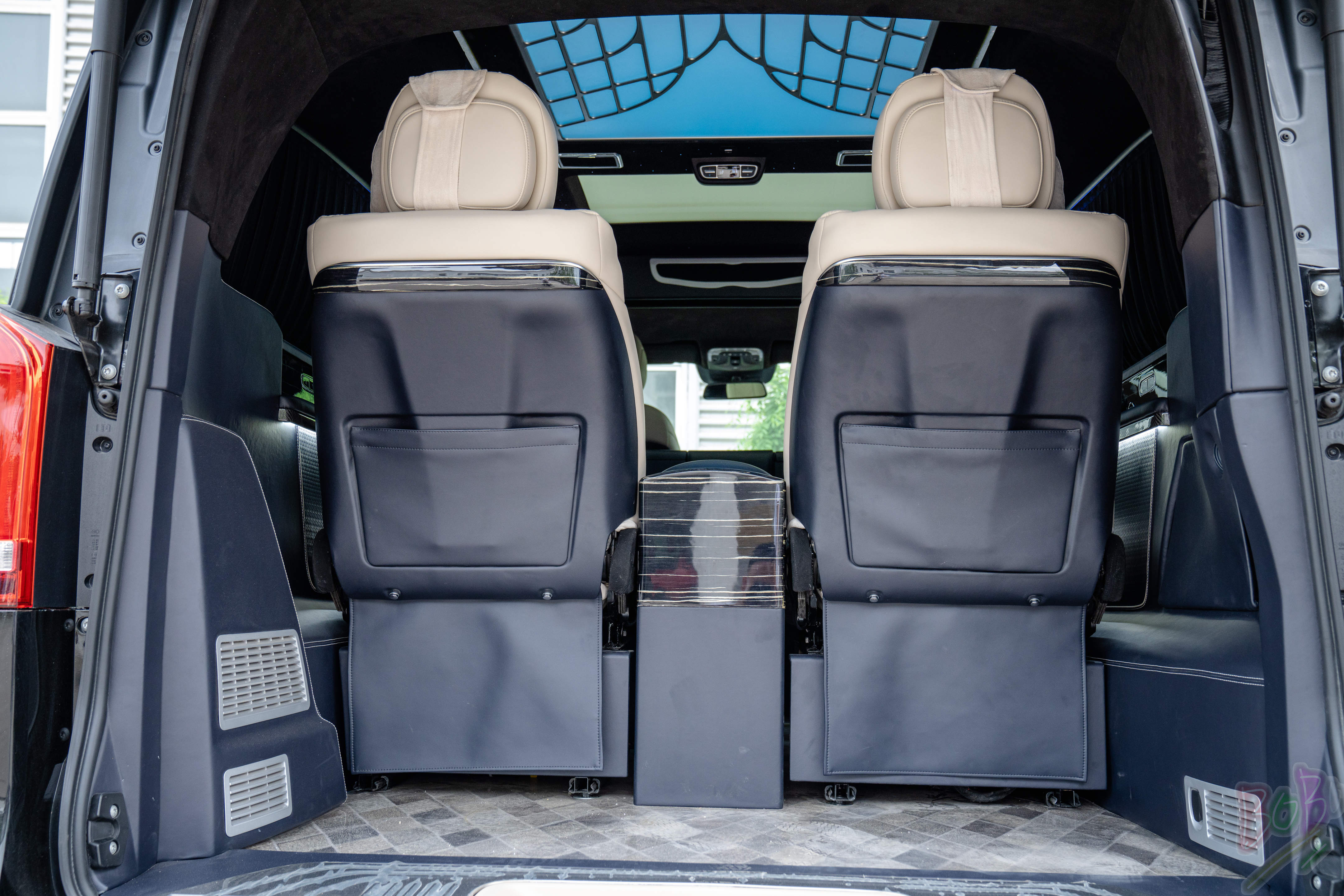 奔驰V260高顶商务车定制版  天津港保税区现车随时提