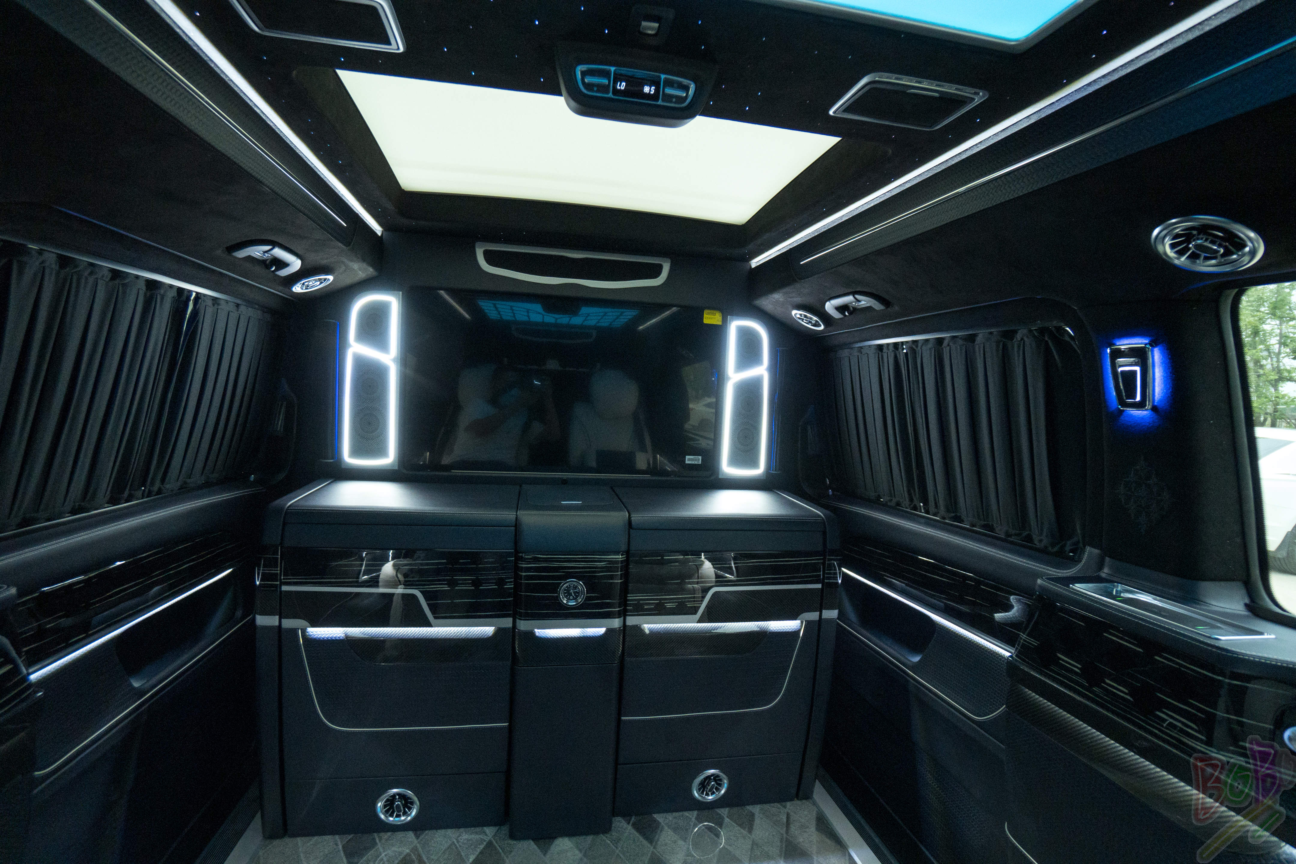 奔驰V260高顶商务车定制版  天津港保税区现车随时提