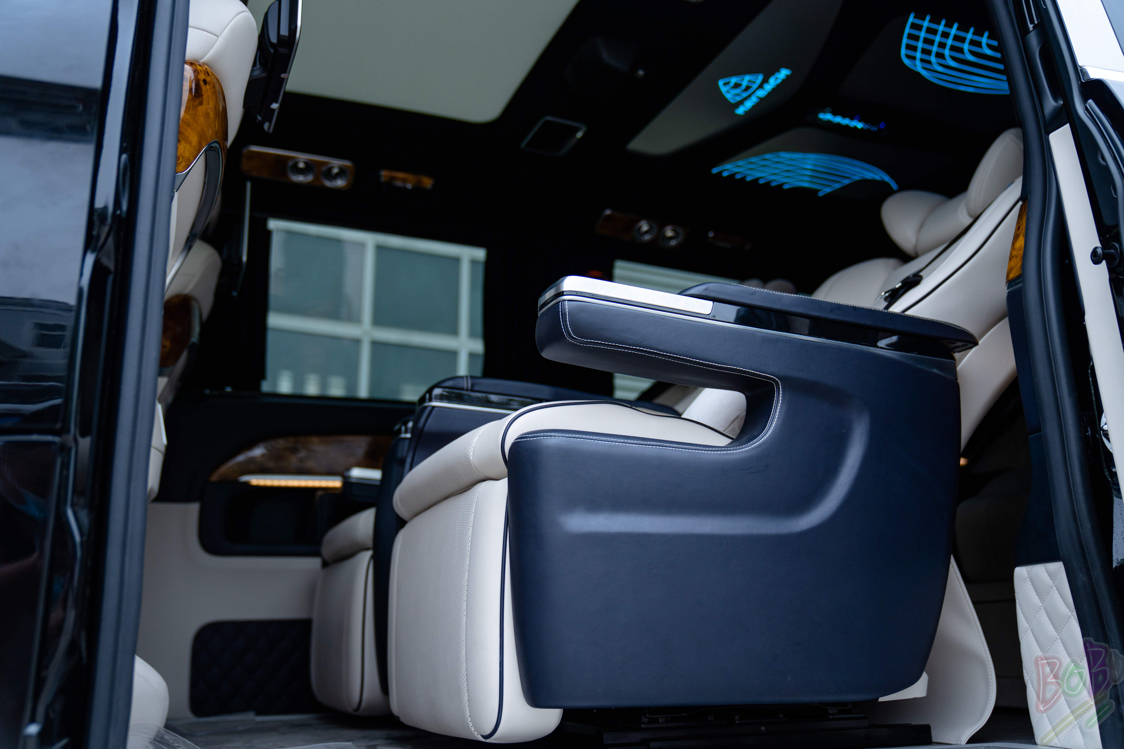 奔驰V260高顶商务车定制版  天津港保税区现车随时提