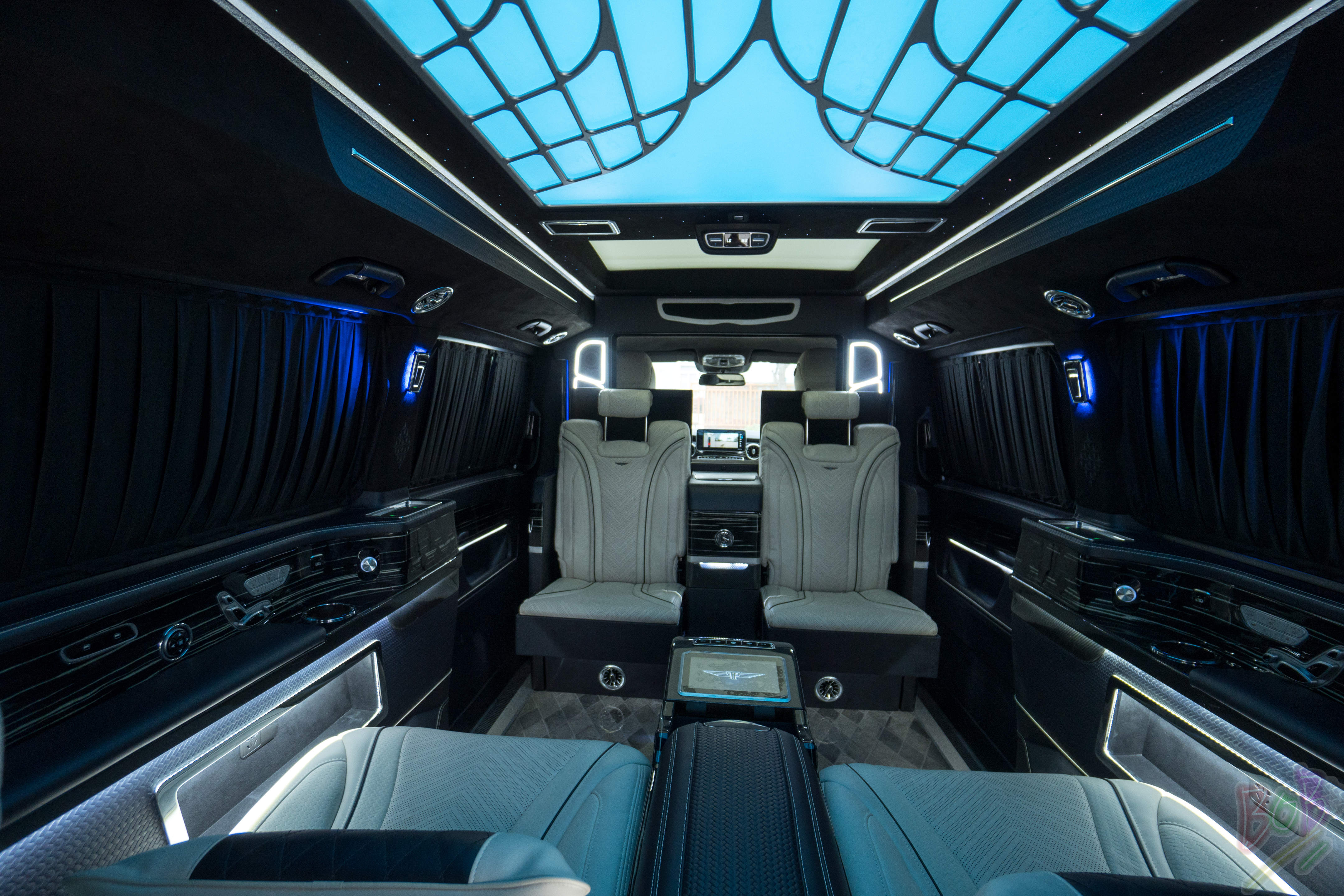 奔驰V260高顶商务车定制版  天津港保税区现车随时提