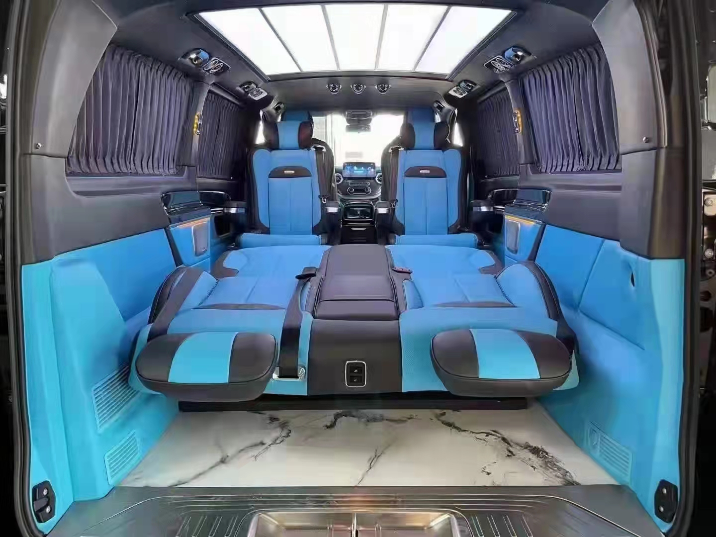 2021款奔驰威霆7座商务车 天津港保税区火热来袭