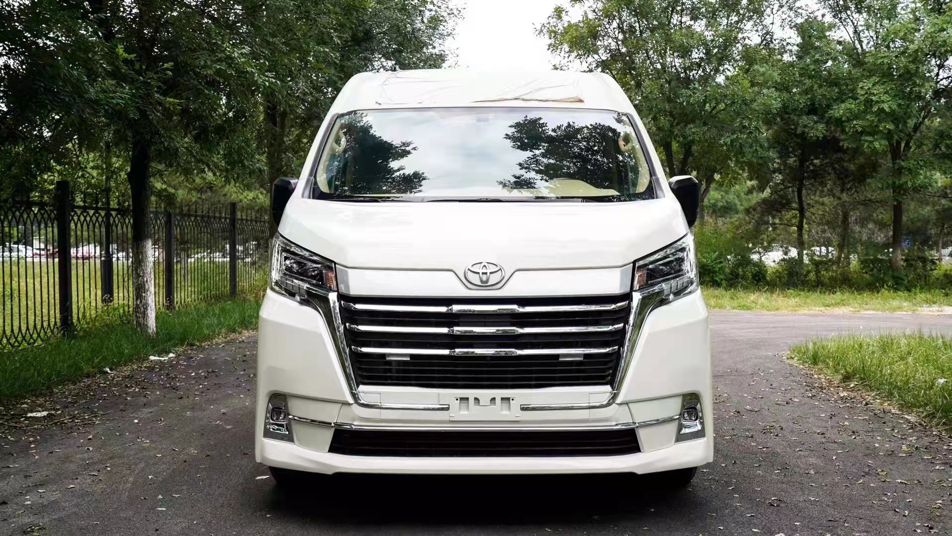 进口丰田海狮升级商务车  天津港最新报价