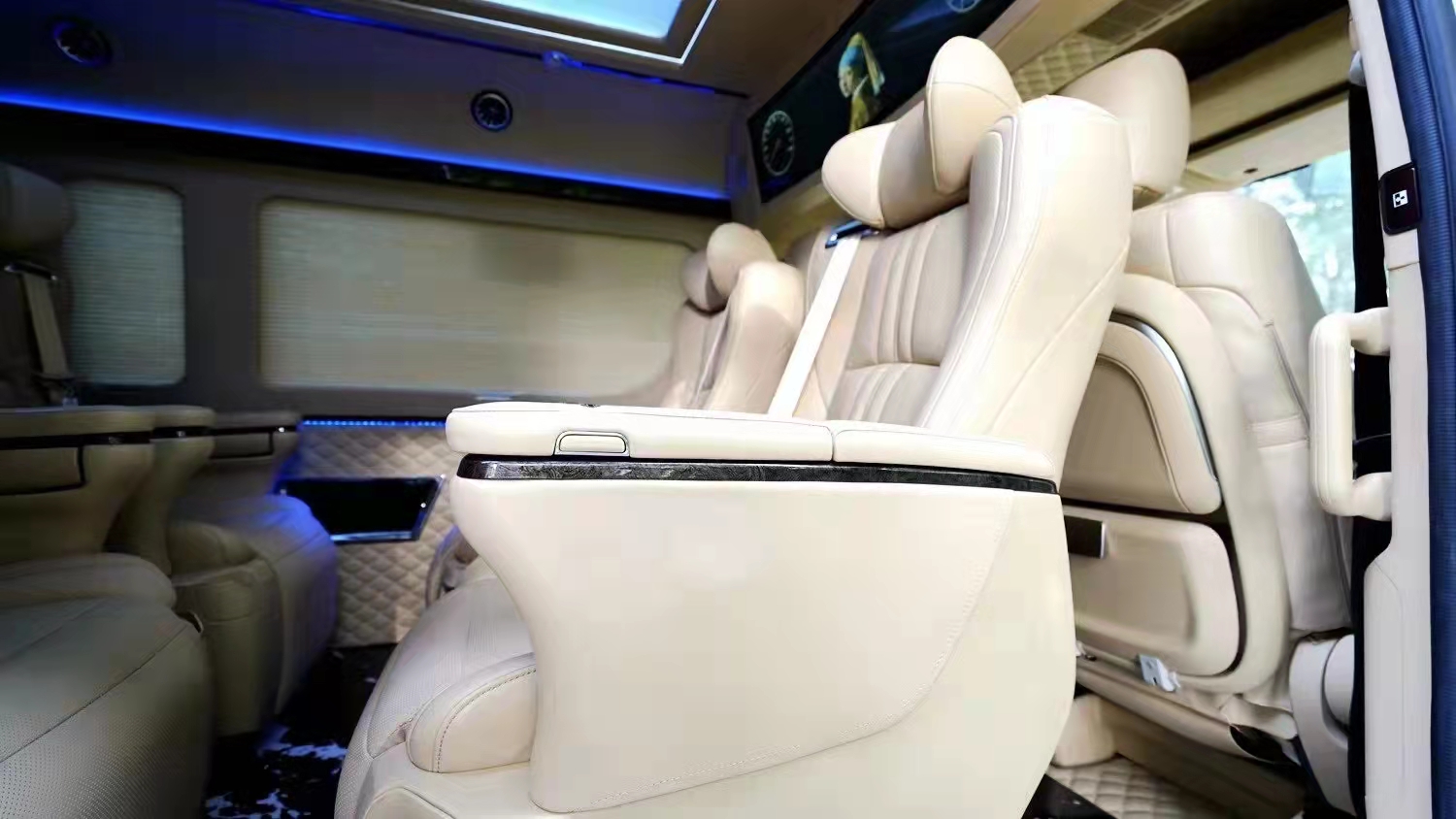 进口丰田海狮升级商务车  天津港最新报价