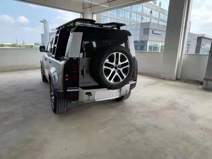 路虎卫士 22款 110 P400 暗黑特别 天津港特惠93万