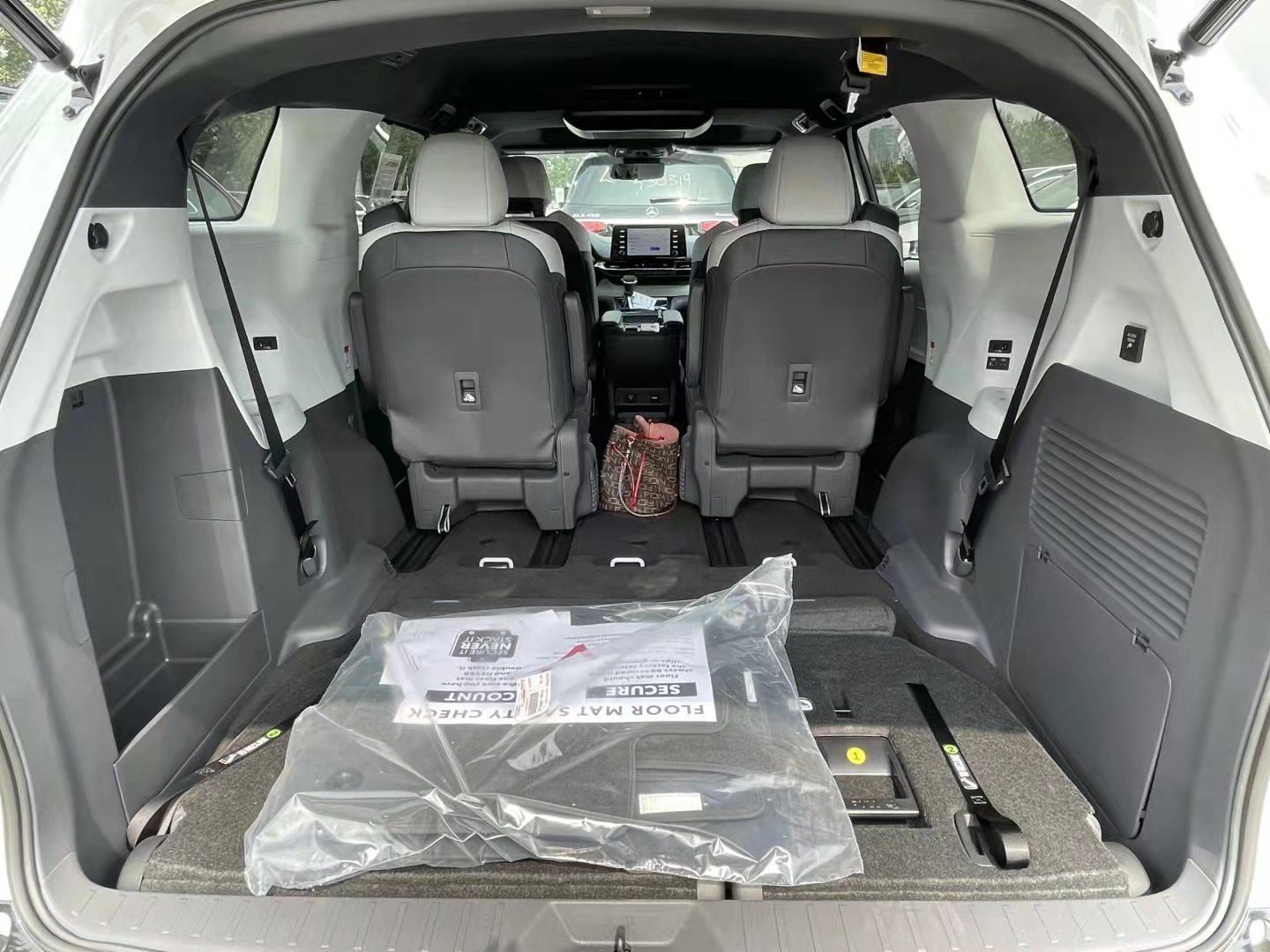 21款塞纳2.5油电混合四驱 天津港特价随时提车